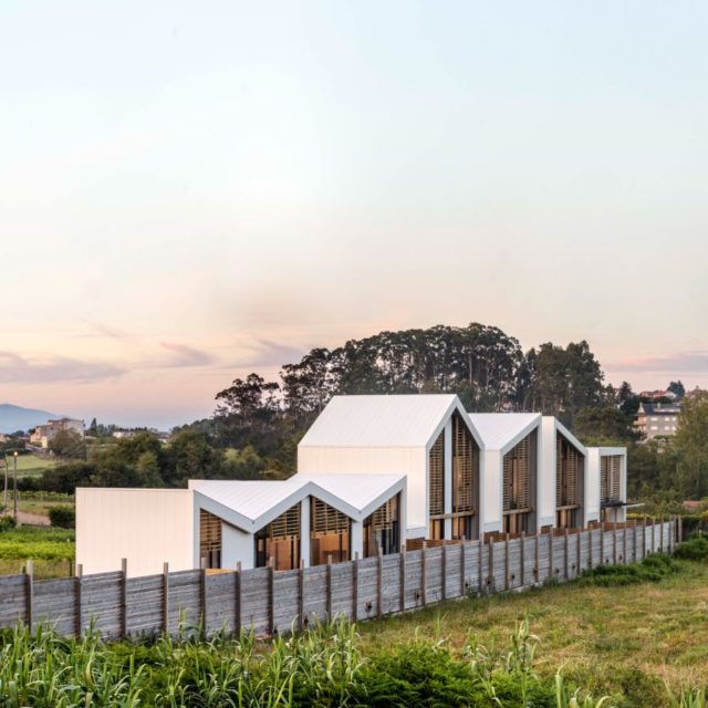 vista de casas modulares de diseño en un paraje privilegiado