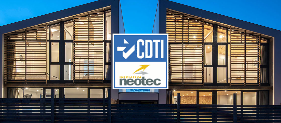 fotografía de una casa de diseño modular iluminada con logotipo de Neotec encima