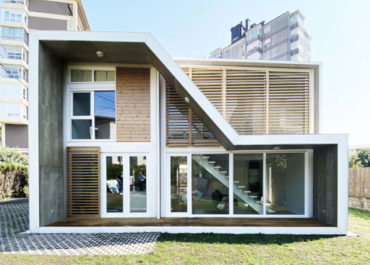 Casa modular de diseño con acabados blancos y en madera