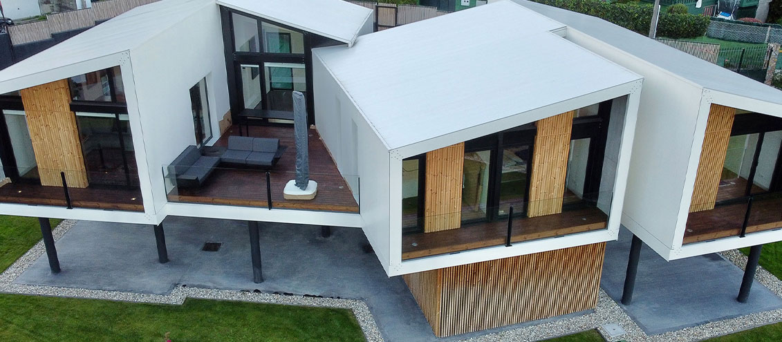 casa modular de diseño con varias estancias y terraza en la zona superior