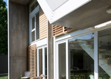 Plano del poche de entrada de una casa de diseño modular con un perrito en la puera.