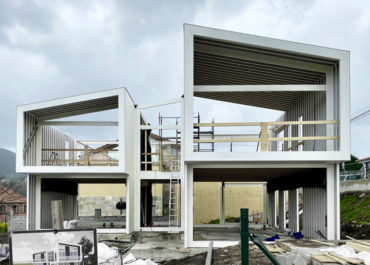 Fotografía del proceso de montaje de una obra de casa modular.