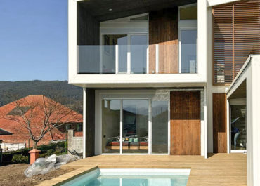 Plano detalle de una casa modular con su piscina de agua cristalina