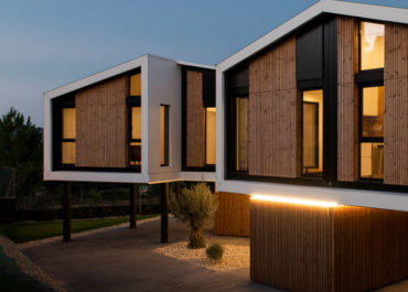 Plano detalle de una casa modular de noche iluminada
