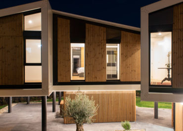 Plano detalle de una casa modular de noche iluminada