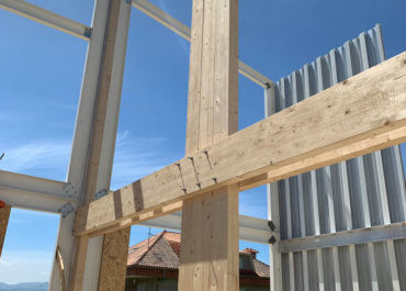 Obra a medio hacer de una casa modular, plano detalle de vigas y paneles