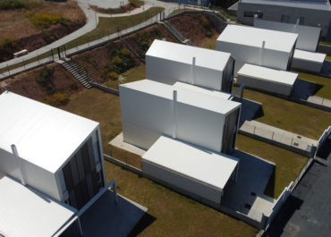 Vista desde arriba de varias casas modulares , urbanización