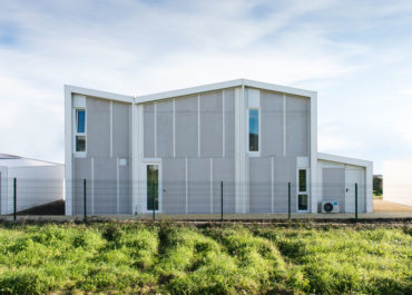 Casa modular grande de diseño vista de frente